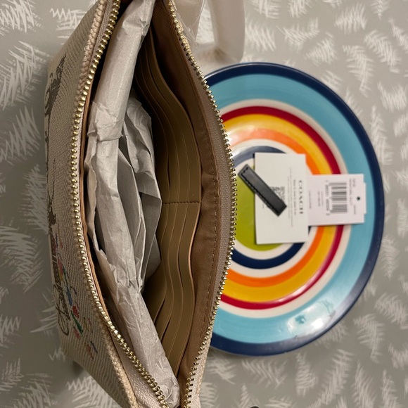 Coach Wristlet - Picture 5 of 8